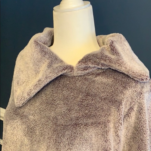 Women’s split collard Sherpa like sweatshirt - Picture 5 of 8